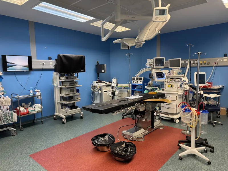 Bloc opératoire moderne avec scialytiques LED — Clinique du Parc